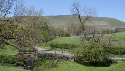 Footpath to Pendle from Barley